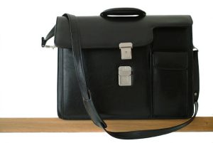 کیف چرم اصل زنانه ظرافت چشمگیر و دوخت دقیق حرفه ای